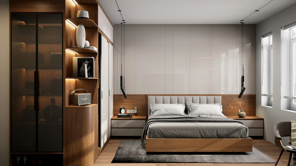 Quarto moderno com painel de madeira atrás da cabeceira, roupa de cama clara e iluminação suave de fim de tarde