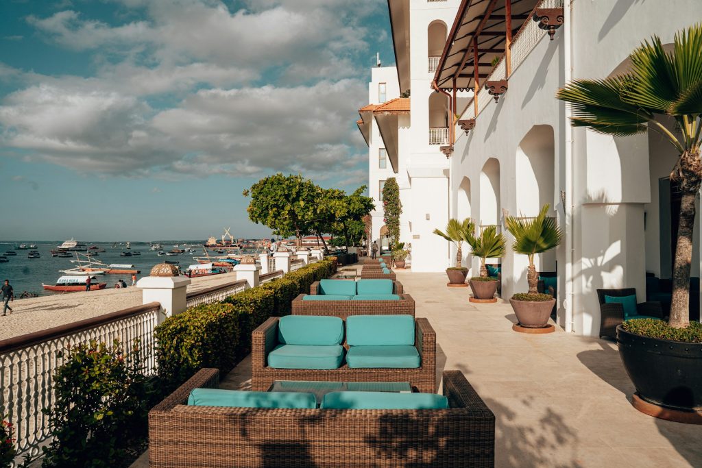 Varanda de suíte com guarda-corpo e vista aberta para o mar ao amanhecer