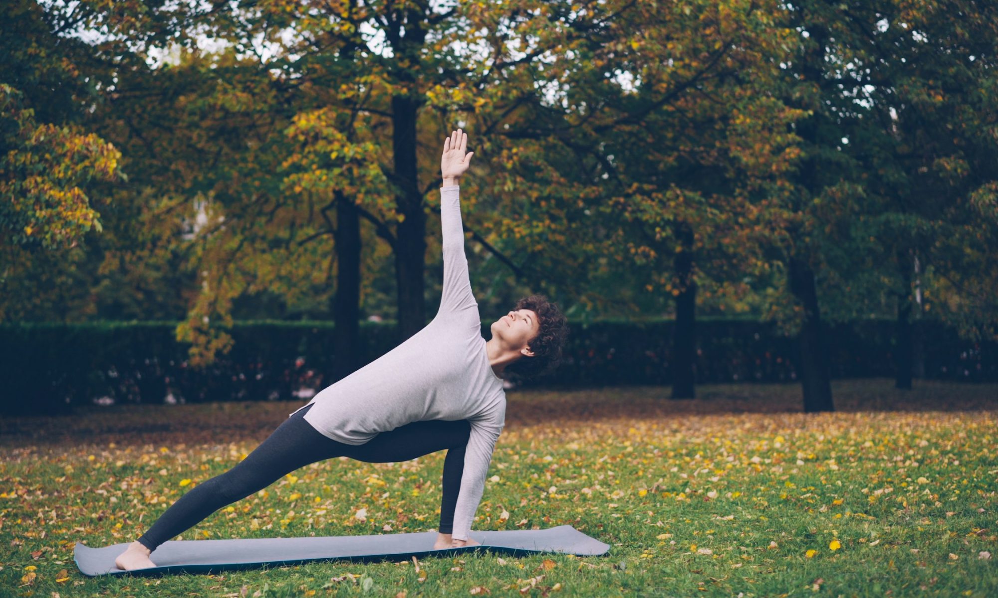 Yoga ao nascer do sol no deck
